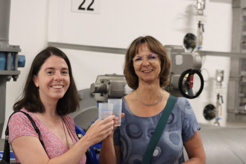 Julia Schneider und Isabell Hiekel mit frisch aufbereitetem Trinkwasser beim Wasserwerk Friedrichshagen