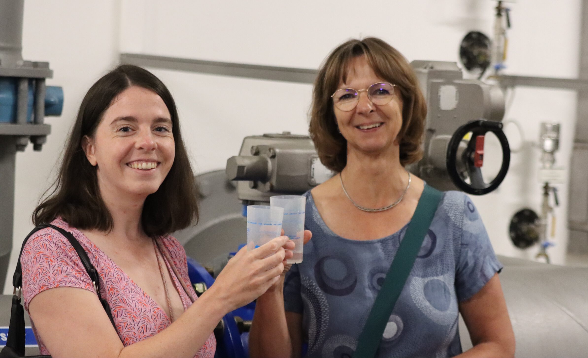 Julia Schneider und Isabell Hiekel mit frisch aufbereitetem Trinkwasser beim Wasserwerk Friedrichshagen